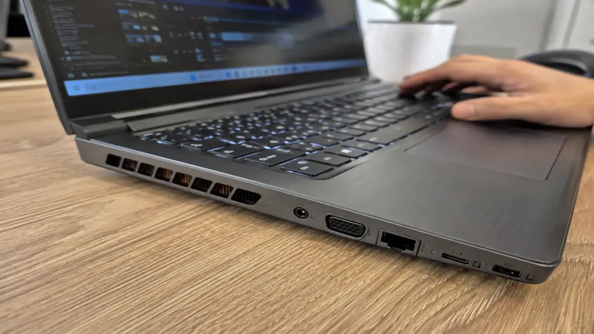 Notebook em uso sobre a mesa com a saída de ar lateral em destaque