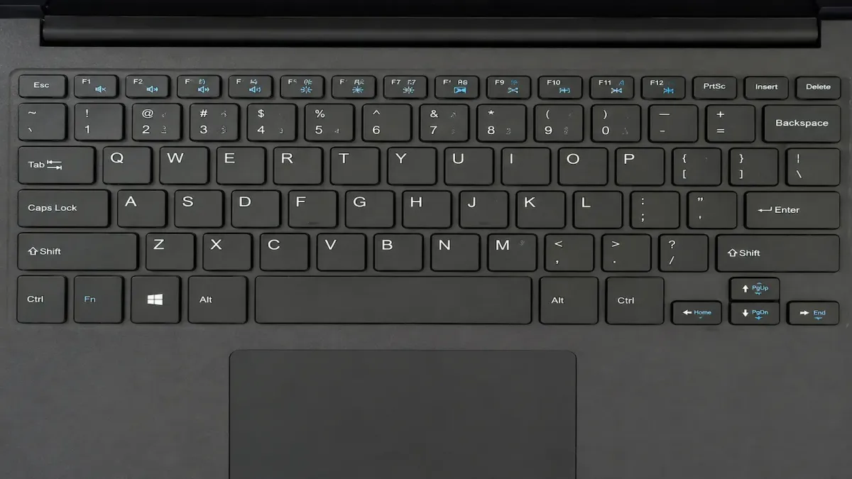 Teclado de notebook em close, visto de cima