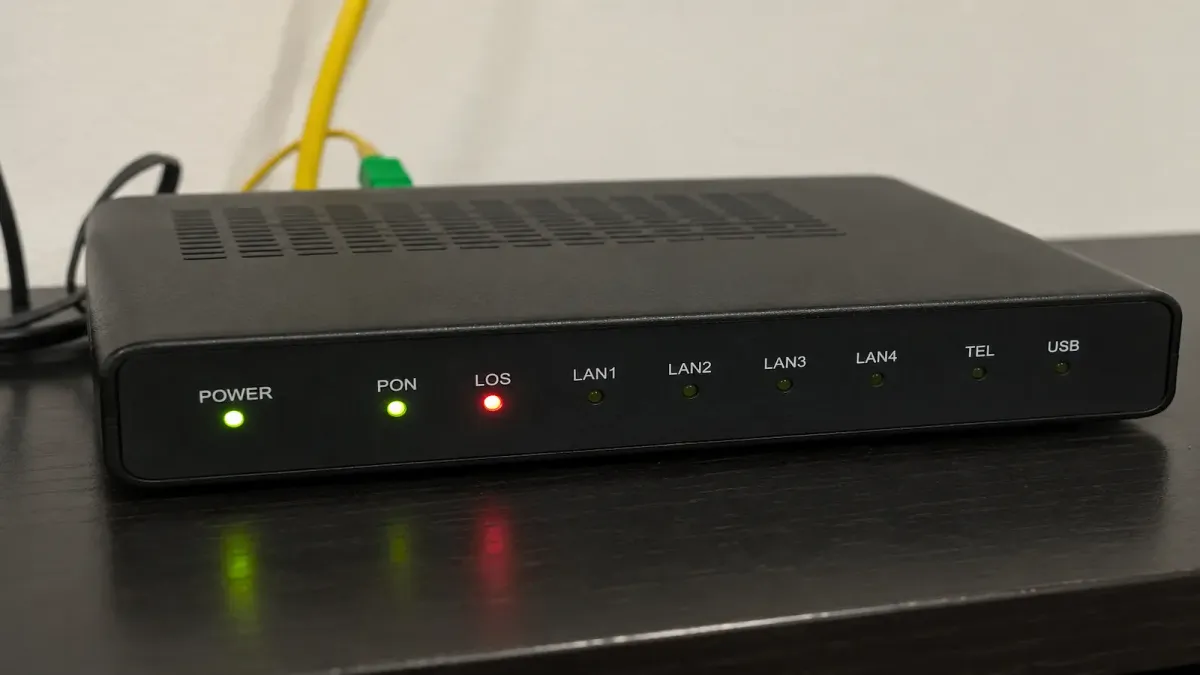 Modem de fibra óptica com a luz LOS acesa em vermelho indicando perda de sinal