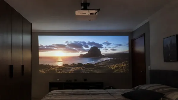Projetor para quarto: distância, instalação e o que considerar
