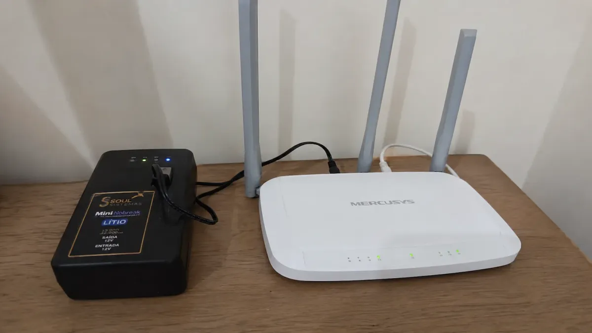Mini nobreak de lítio conectado a um roteador Wi-Fi pelo cabo de energia P4
