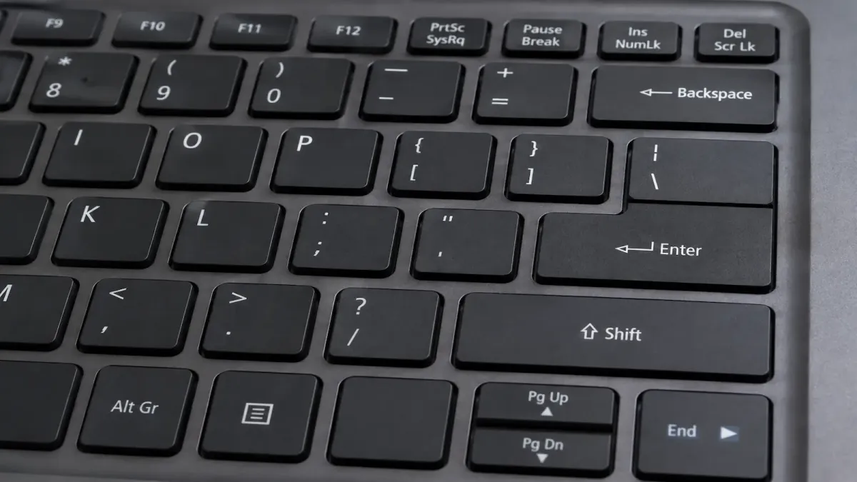 Teclado de notebook em close, com as teclas de pontuação à direita